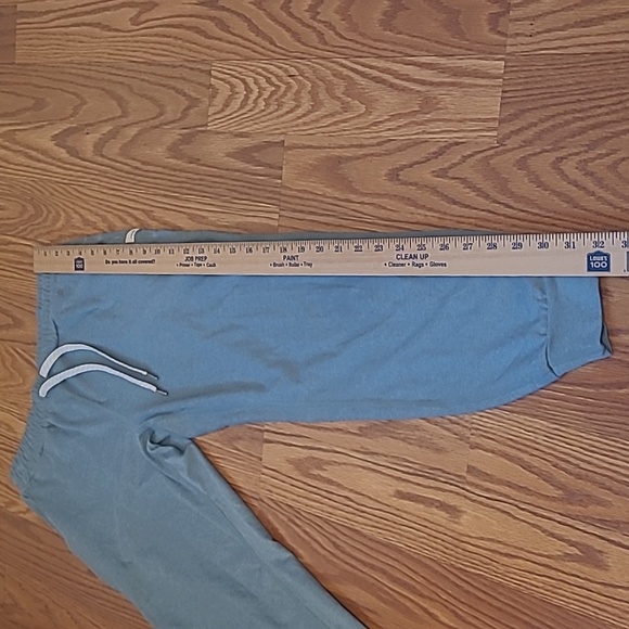 Vuori Women’s Performance Jogger – XS | Light Blue/Green | Gently Used - Picture 4 of 7